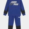 Vente flash 🎁 Jordan JUMPMAN BY NIKE SET - Survêtement Prix Ourlé vêtements basket-ball enfant 🌟 2 Vente flash 🎁 Jordan JUMPMAN BY NIKE SET - Survêtement Prix Ourlé vêtements basket-ball enfant 🌟 -Pas Cher Jordan Magasin 037006a14d51499a961a5b8cd5aef30c