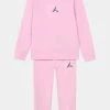 Acheter ❤️ Soldes Jordan ESSENTIALS SET - Survêtement vêtements basket-ball enfant 🎉 1 Acheter ❤️ Soldes Jordan ESSENTIALS SET - Survêtement vêtements basket-ball enfant 🎉 -Pas Cher Jordan Magasin 38e4be8926684534b68d07e9b105275d