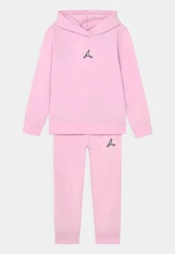 Acheter ❤️ Soldes Jordan ESSENTIALS SET - Survêtement vêtements basket-ball enfant 🎉