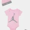 De gros 🔥 Jordan Marchandise de première qualité JUMPMAN SET UNISEX - T-shirt imprimé accessoires basket-ball enfant 😍 -Pas Cher Jordan Magasin 68bfb0690ff94a5586b143d229f16ce3