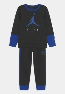 De gros 💯 Jordan Soldes En Ligne JUMPMAN CREW SET - Survêtement vêtements basket-ball enfant 🔔 -Pas Cher Jordan Magasin 73e107bee7e84774b25885f9d4d2424b 1