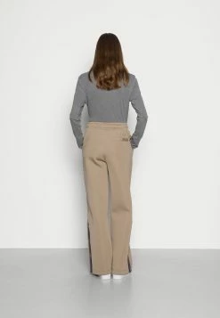 Remise 🧨 Jordan NEW CLASSICS SUIT - Pantalon de survêtement Authentique 100% pantalons haute femme 🔔 -Pas Cher Jordan Magasin 765d44264e9f48e88b17faef7c3f3d92