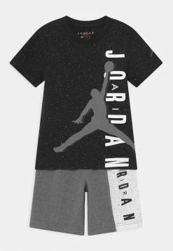 Top 10 ⌛ Bas Prix Jordan BIG VERT SET - T-shirt imprimé vêtements basket-ball enfant ✔️ -Pas Cher Jordan Magasin 7bae162e0c8d4710af814bc7e0b191fa