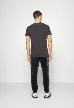 Meilleure vente đ Jordan ZION TRACK SUIT PANT - Pantalon de survĂȘtement Prix Sympa vĂȘtements basket-ball homme âš 10 Meilleure vente đ Jordan ZION TRACK SUIT PANT - Pantalon de survĂȘtement Prix Sympa vĂȘtements basket-ball homme âš -Pas Cher Jordan Magasin 83d66f8c3ff24e4d936d0de4d808dfe4