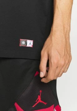 De gros ⭐ Jordan EVENT 1985 TEE - T-shirt imprimé Prix Équitable vêtements basket-ball homme 🤩 13 De gros ⭐ Jordan EVENT 1985 TEE - T-shirt imprimé Prix Équitable vêtements basket-ball homme 🤩 -Pas Cher Jordan Magasin 8412f733451f42c090ecdc1eee437d46