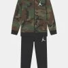 Meilleure vente 😍 Jordan Bas Prix ESSENTIALS CAMO SET - Survêtement vêtements basket-ball enfant ✔️ -Pas Cher Jordan Magasin 8d7881039a3e4f19a216294e35072970
