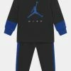 Top 10 🔔 Qualité Garantie Jordan JUMPMAN CREW SET UNISEX - Survêtement vêtements basket-ball ✨ -Pas Cher Jordan Magasin a1aa6b2ed07d46d8bf097967f417d628
