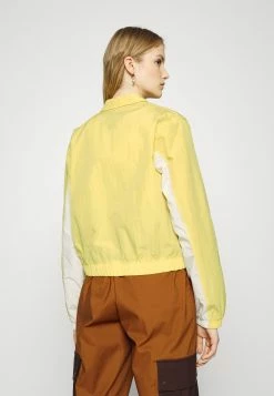 Le moins cher đ Prix Aimable Jordan ESSEN WOVEN - Veste lĂ©gĂšre vestes & blazers col à revers femme â€ïž 15 Le moins cher đ Prix Aimable Jordan ESSEN WOVEN - Veste lĂ©gĂšre vestes & blazers col à revers femme â€ïž -Pas Cher Jordan Magasin a7cfb8e172104bcea0d4e521c728c4d1