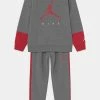 De gros 💯 Jordan Soldes En Ligne JUMPMAN CREW SET - Survêtement vêtements basket-ball enfant 🔔 -Pas Cher Jordan Magasin f278cd846cc949c5abac77ab55ef51bd 1